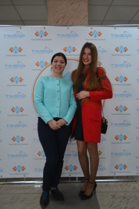 De izquierda a derecha.: Yuliya Schukina, periodista y organizadora del evento; Anastasia Ovcharova, autora de publicación